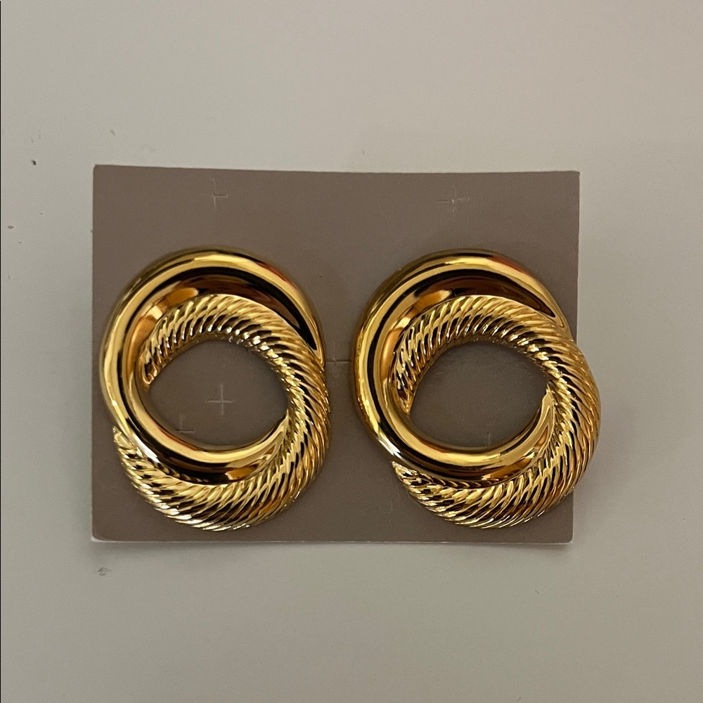 Avon in box sculptured swirl earrings gold tone